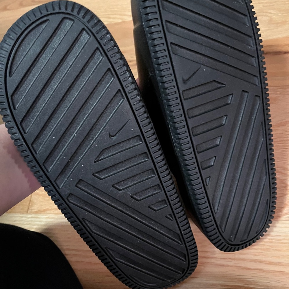 New Nike women’s size 9 black slip on sandals perfect for gym home grocery - Picture 3 of 4
